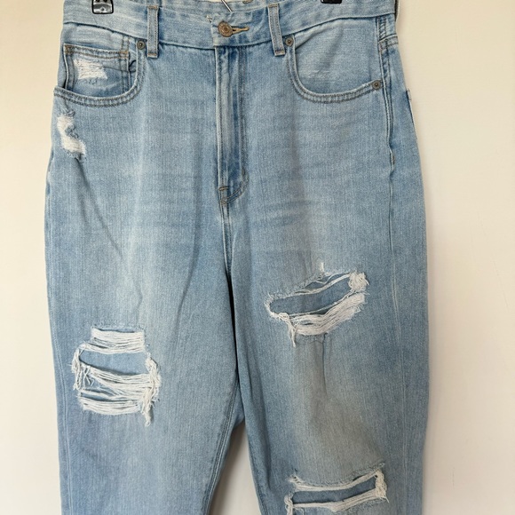 American Eagle Curvy Mom Jeans Light Wash Blue Distressed Raw Hem Ankle 6 Women - Picture 3 of 8